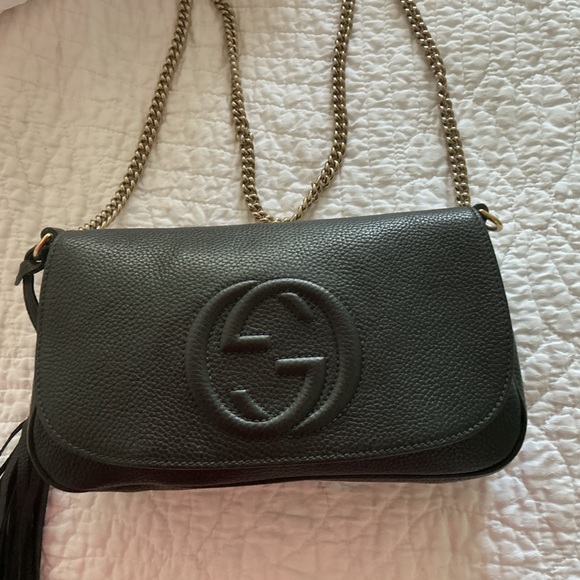 Gucci Soho flap bag. Black Crossbody Bag with Gold Chain & tassel - Picture 3 of 11